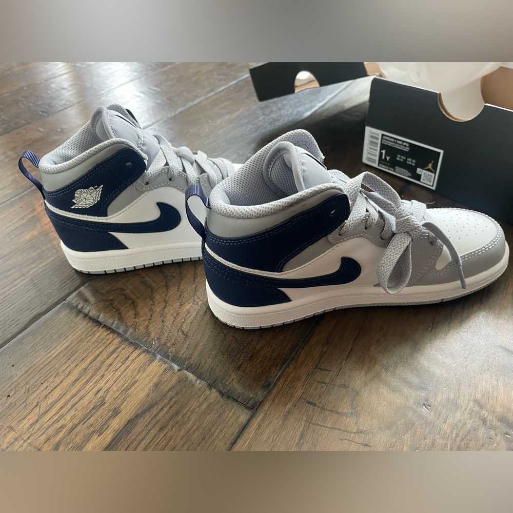 New Nike Air Jordan 1 Mid Wolf Grey Midnight blue Kids Sz 1 Brand New with Box - Picture 9 of 13